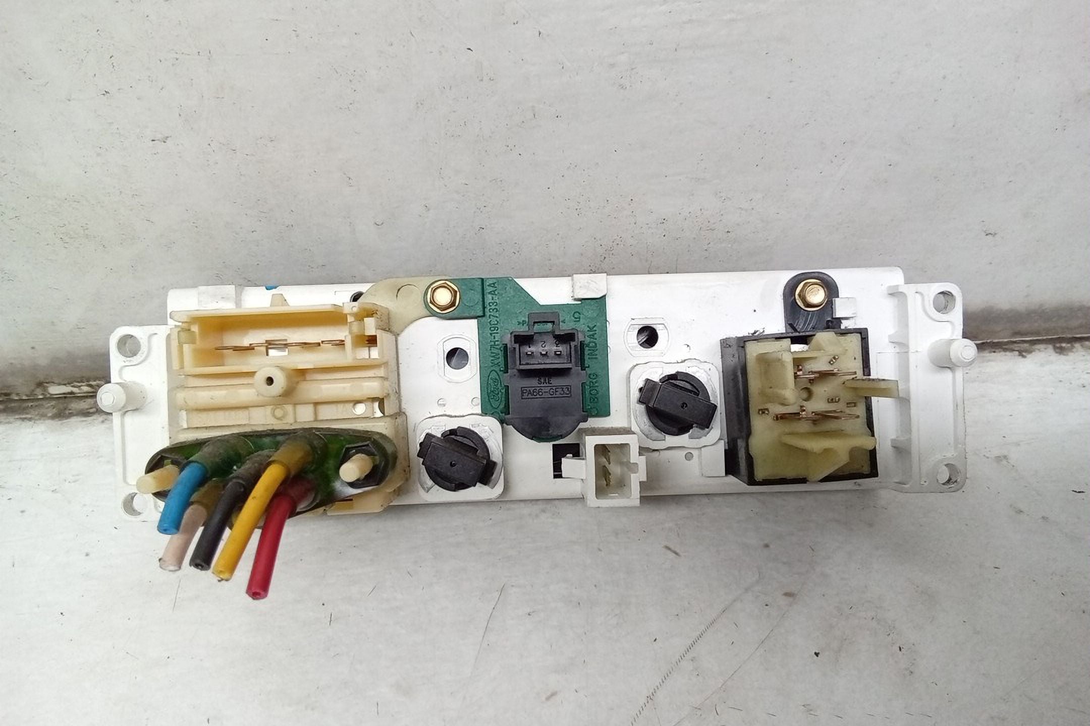 Pre-Owned 05 2005 Ford Crown Victoria Climate Heater Control OEM (Good)